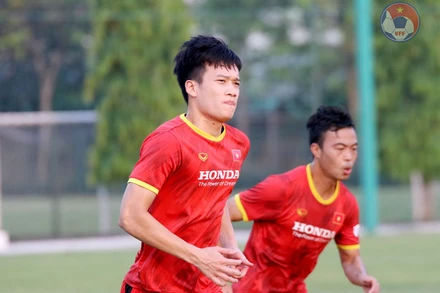 Hoàng Đức trở lại tập luyện cùng các đồng đội chiều 21-5. (Ảnh: VFF)