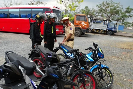 Lực lượng công an tạm giữ phương tiện của các đối tượng tham gia đua xe trái phép trên quốc lộ 51.