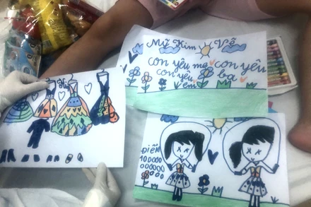 “Con yêu mẹ, con yêu ba”, bệnh nhân MK gửi tình yêu thương cho ba mẹ qua nét vẽ.