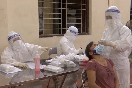 Lấy mẫu xét nghiệm Covid-19 cho người dân xã Mão Điền, huyện Thuận Thành, tỉnh Bắc Ninh.