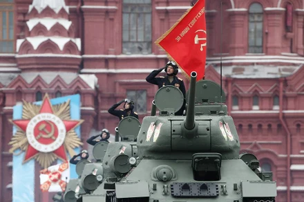 Xe tăng tiến vào Quảng trường Đỏ. (Ảnh: TASS)