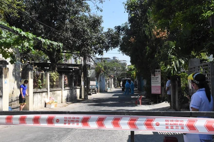 Lực lượng chức năng phong tỏa khu vực liên quan các ca nhiễm. 