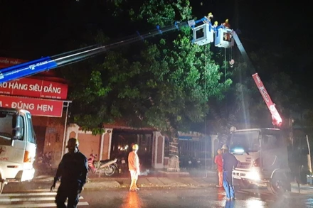 Công nhân Công ty Điện lực Kon Tum khắc phục sự cố lưới điện tại đường Nguyễn Huệ, TP Kon Tum.