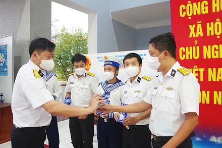 Cán bộ, chiến sĩ Vùng 5 Hải quân trong ngày bầu cử.