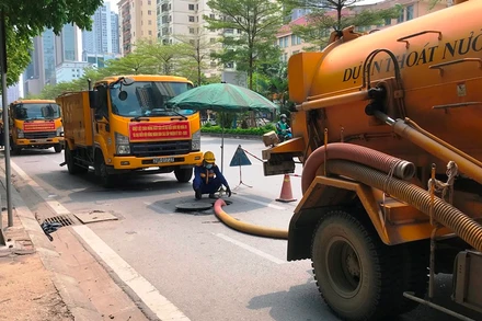 Công ty Thoát nước Hà Nội nạo vét hệ thống cống ngầm.