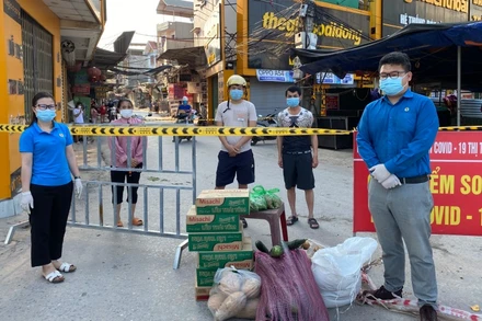Thân Mai Liên và đồng nghiệp tại một điểm nhận cứu trợ trước khu nhà trọ CNLĐ.