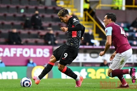 R. Firmino (trái) mở tỷ số cho Liverpool phút 43.