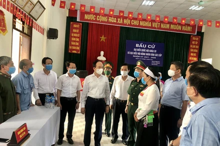 Chủ tịch Ủy ban Bầu cử TP Hà Nội Nguyễn Ngọc Tuấn kiểm tra công tác bầu cử tại huyện Ba Vì (Hà Nội).