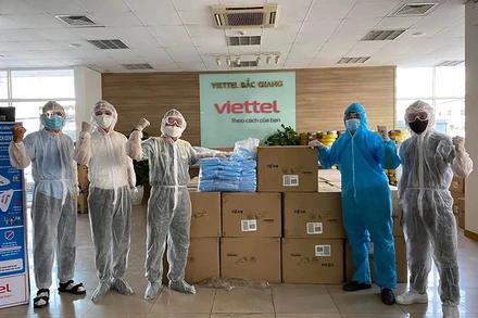 Các cán bộ kỹ thuật của Viettel đã lắp đặt 1.000 camera tại các khu cách ly của Bắc Giang.