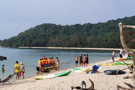 Một bãi tắm trên đảo Cô Tô con, huyện Cô Tô (Quảng Ninh).