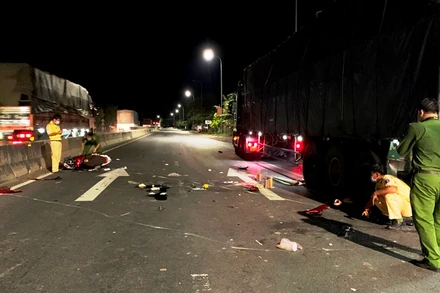 Các lực lượng chức năng khám nghiệm hiện trường vụ tai nạn giao thông.