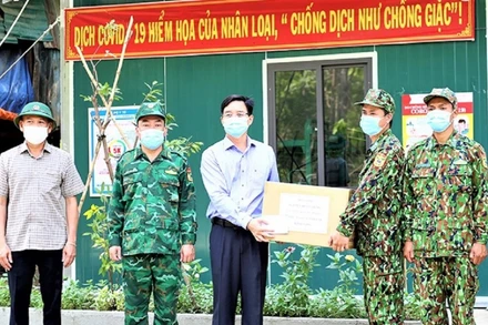 Bí thư Tỉnh ủy Đắk Lắk Nguyễn Đình Trung tặng quà, động viên cán bộ, chiến sĩ biên phòng làm nhiệm vụ bảo vệ biên giới và phòng, chống dịch Covid-19 trên tuyến biên giới của tỉnh.