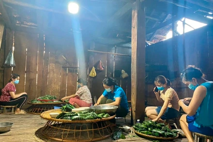 Phụ nữ bản Nà Sự 2, xã Chà Nưa gói bánh chưng gửi vào các khu cách ly tại huyện Nậm Pồ. 