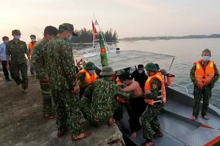 Các ngư dân được đưa vào bờ an toàn.