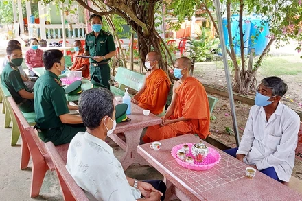 TT1: Họp dân tuyên truyền tại chùa Giồng Kè. 