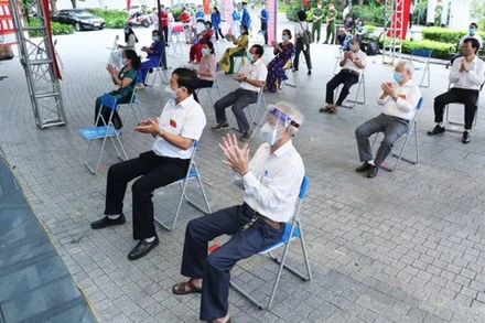 Cử tri Hà Nội đi bỏ phiếu. 