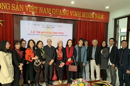 Các tác giả đoạt giải năm 2020 chụp ảnh lưu niệm cùng lãnh đạo Cục Điện ảnh. Ảnh: Cục Điện ảnh