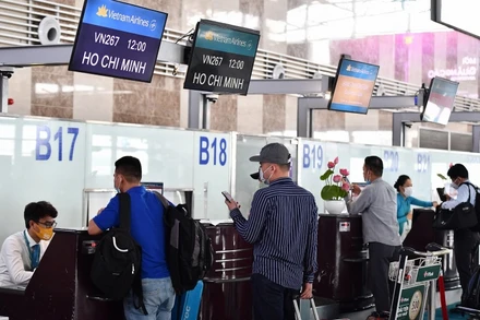 VNA hỗ trợ hành khách đổi vé. (Ảnh: Vietnam Airlines)