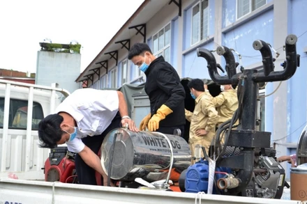 Máy phun dung dịch dạng sương, loại bốn họng, công suất 60 L/giờ.