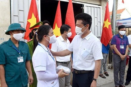 Lãnh đạo thị xã Hoàng Mai gặp gỡ, động viên các nhân viên y tế và những người tham gia giãn cách xã hội ở Quỳnh Lập.