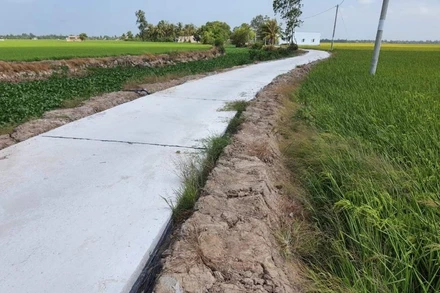 Công trình tuyến lộ giao thông thuộc xã Minh Diệu, huyện Hòa Bình (Bạc Liêu) xuống cấp vừa được khắc phục, sửa chữa. (Ảnh: Huy Diệu)