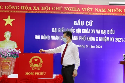 Đồng chí Nguyễn Văn Quảng, Ủy viên T.Ư Đảng, Bí thư Thành ủy Đà Nẵng bỏ phiếu thực hiện quyền công dân.