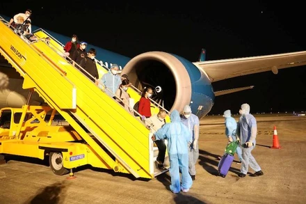 Lực lượng chức năng tại Sân bay Vân Đồn (Quảng Ninh) kiểm soát chặt chẽ người về từ vùng dịch theo chỉ đạo của UBND tỉnh Quảng Ninh.