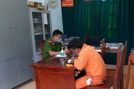 Đối tượng giả nhân viên điện lực bán dây kém chất lượng cho người dân bị bắt giữ.