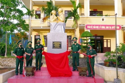 Lãnh đạo Bộ chỉ huy BĐBP tỉnh và Đồn Biên phòng cửa khẩu A Đớt cắt băng khánh thành Tượng đài “Bác Hồ với chiến sĩ biên phòng”.