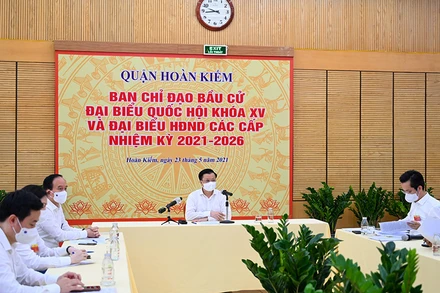 Bí thư Thành ủy Đinh Tiến Dũng phát biểu tại buổi kiểm tra hoạt động bầu cử tại Trung tâm Ban Chỉ đạo cuộc bầu cử quận Hoàn Kiếm. Ảnh: DUY LINH