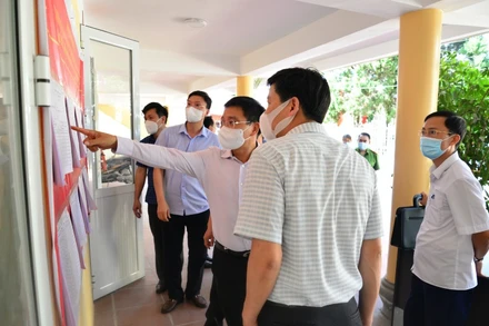 Ông Nguyễn Văn Thắng, Ủy viên Trung ương Đảng, Bí thư Tỉnh ủy Điện Biên (thứ hai từ phải sang) kiểm tra công tác chuẩn bị bầu cử tại huyện Nậm Pồ.