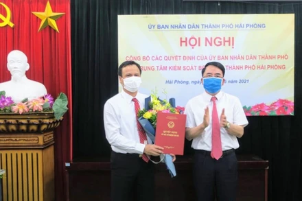 Lãnh đạo TP Hải Phòng trao Quyết định thành lập Trung tâm Kiểm soát bệnh tật Hải Phòng.