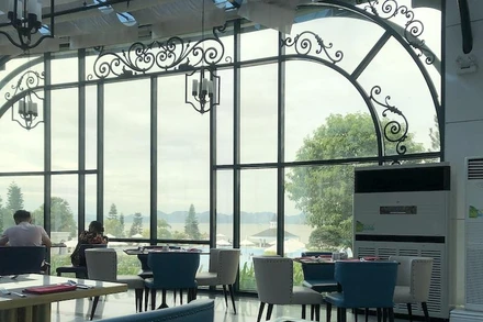 Du lịch, dịch vụ, khách sạn vẫn là ngành thu hút đối với giới trẻ. Ảnh minh hoạ: VIỆT DŨNG