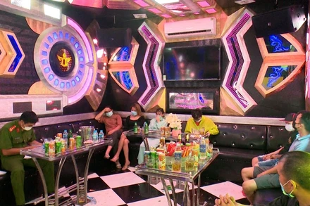 Cơ quan chức năng lập biên bản quán karaoke Night Club vi phạm quy định phòng, chống dịch.