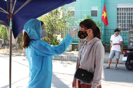 Đo thân nhiệt cử tri.
