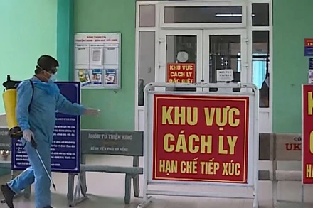 Ngành y tế Hội An phun thuốc xử lý môi trường tại cơ sở y tế.