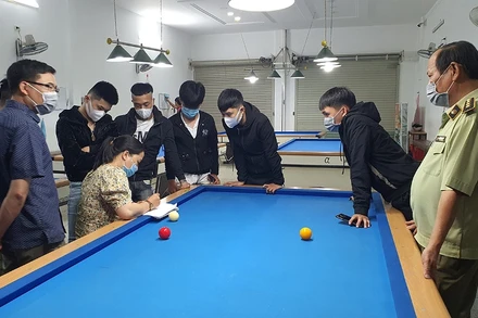 Lực lượng chức năng tiến hành lấy thông tin khai báo y tế những người có mặt tại cơ sở kinh doanh dịch vụ bida AZ.