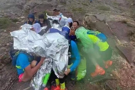 Nhiều người không thể tự leo xuống núi đã tụm lại thành nhóm để giữ thân nhiệt trong lúc chờ cứu hộ.