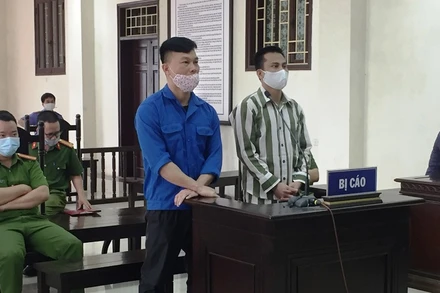 Hai bị cáo Úy và Kiên tại tòa.