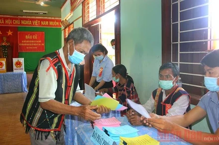 Cử tri ở xã Canh Liên đi bầu cử sớm.