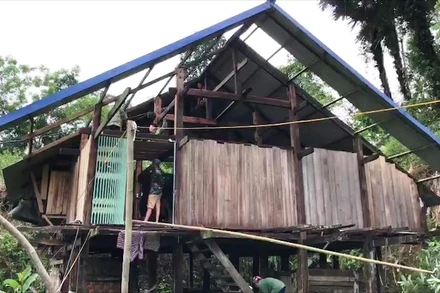 Một nhà dân ở huyện Chợ Đồn bị tốc mái do mưa gió trong chiều tối 13-5.