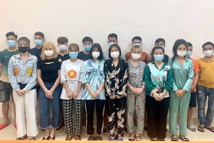 Các đối tượng tụ tập trong quán Hát cho nhau nghe.