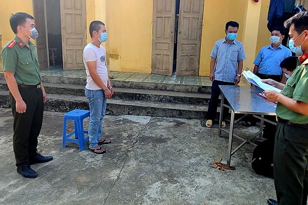 Đối tượng T.H.Q (áo trắng) bị khởi tố về hành vi "Tổ chức cho người khác ở lại Việt Nam trái phép”.