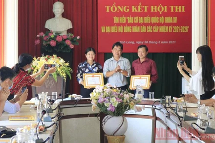 Ban tổ chức trao giấy khen cho các thí sinh đạt giải.