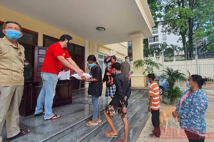 Tổng Lãnh sự quán Việt Nam tại Preah Sihanouk phát quà cứu trợ cho nhiều gia đình người Việt và Campuchia, sáng 16-5.