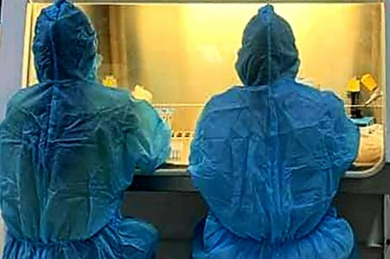 Cán bộ CDC Quảng Trị trong một công đoạn xét nghiệm Covid-19.