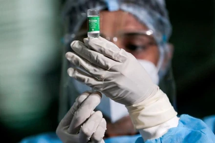 Nhân viên y tế tại Bệnh viện Bệnh truyền nhiễm tại Sri Lanka xử lý vaccine AstraZeneca do Viện Huyết thanh Ấn Độ (SII) sản xuất, ngày 29-1. (Ảnh: Reuters)