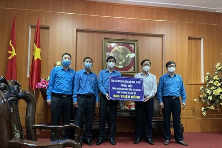 Phó Chủ tịch Tổng LĐLĐ Việt Nam Ngọ Duy Hiểu (thứ 3 từ trái sang) trao hỗ trợ tới LĐLĐ tỉnh Bắc Giang.
