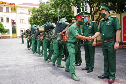 Lãnh đạo Bộ Chỉ huy BĐBP Điện Biên động viên các chiến sĩ lên đường thực hiện nhiệm vụ trên biên giới.