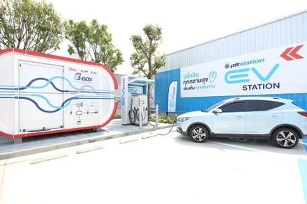 Nơi sạc pin cho xe điện đặt tại một trạm xăng của PTT ở Bangkok. (Ảnh: Bưu điện Bangkok)